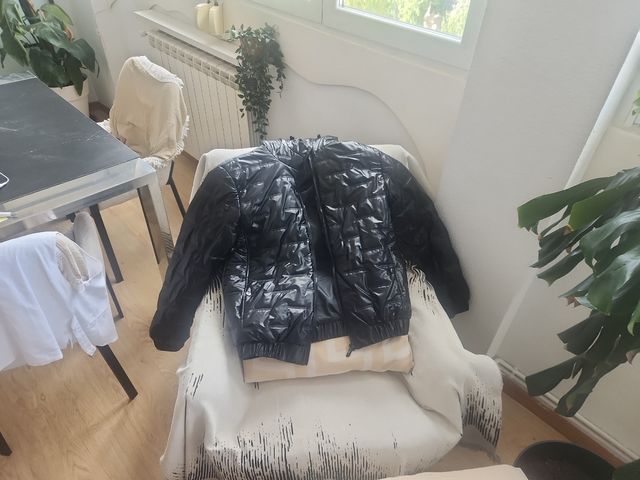 Abrigo negro brillante