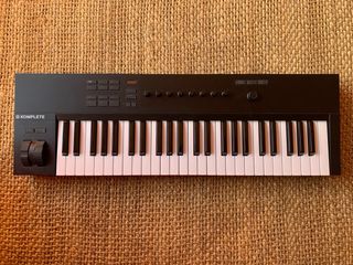 Teclado MIDI Komplete Kontrol A49 + soporte gratis