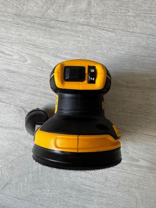 Lijadora DeWalt 18V DCW210N B 