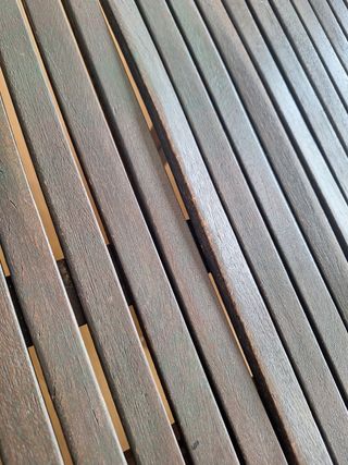 Mesa de teca y 6 sillas.