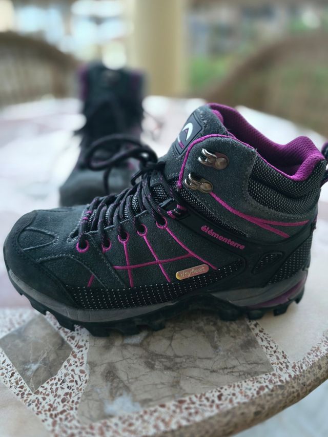 Botas de montaña grises y fucsia élémenterre
