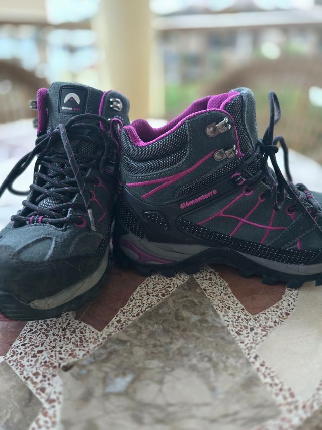 Botas de montaña grises y fucsia élémenterre