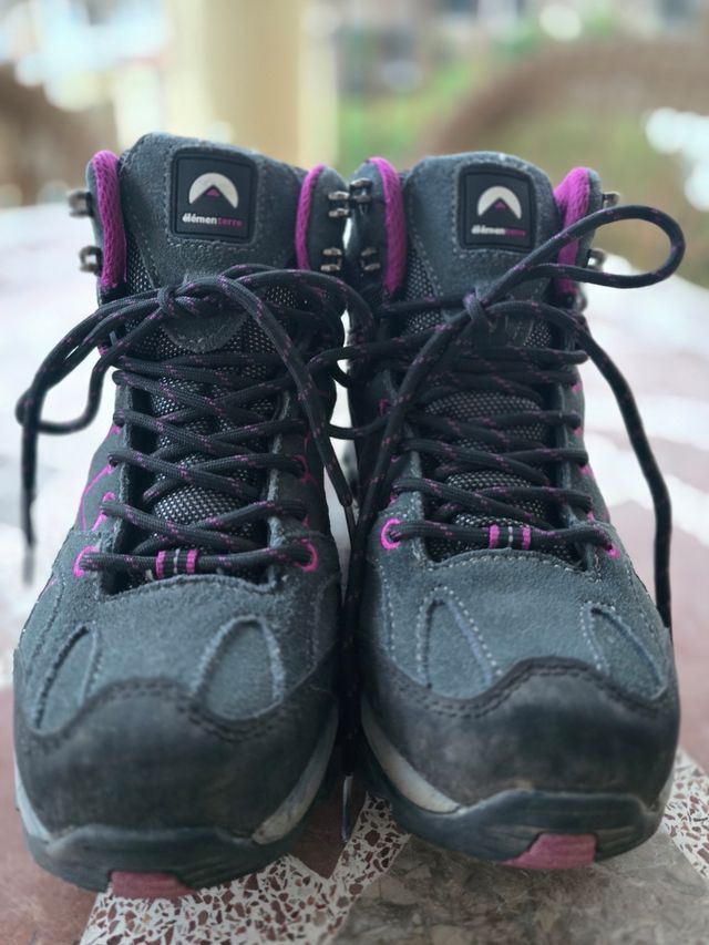 Botas de montaña grises y fucsia élémenterre