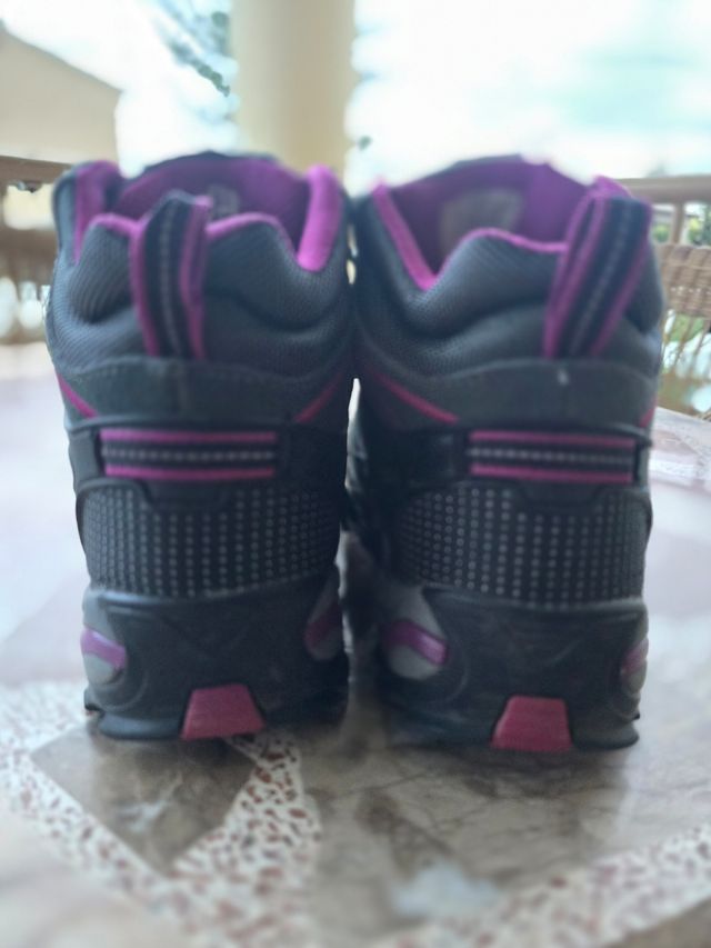 Botas de montaña grises y fucsia élémenterre