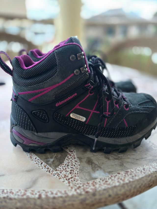Botas de montaña grises y fucsia élémenterre