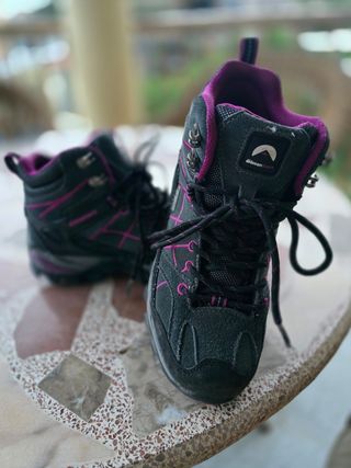 Botas de montaña grises y fucsia élémenterre