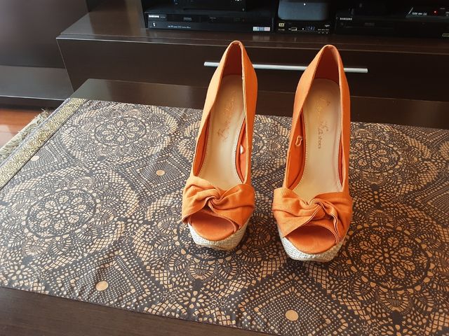 Zapatos de tacón Bershka naranjas