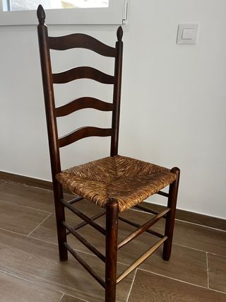 8 sillas de madera con asiento de mimbre