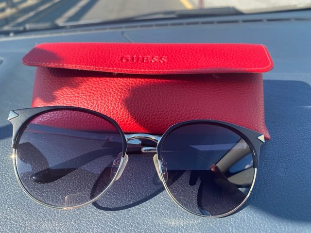 Occhiali da sole Guess neri e rossi