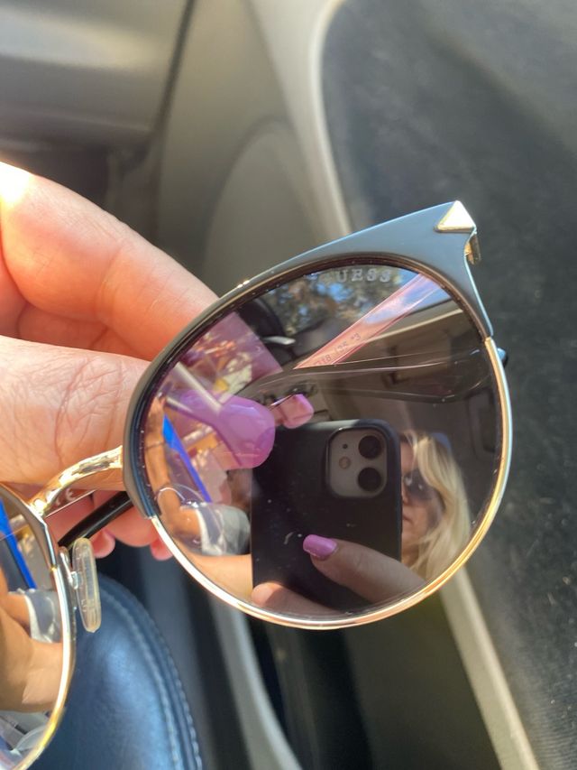 Occhiali da sole Guess neri e rossi