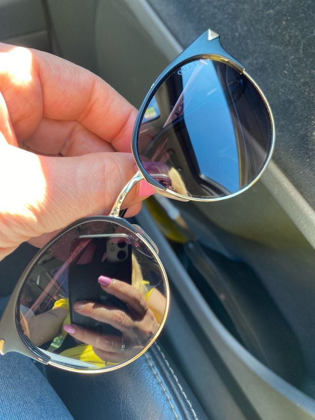 Occhiali da sole Guess neri e rossi