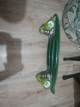 Skate verde camuflaje con luces