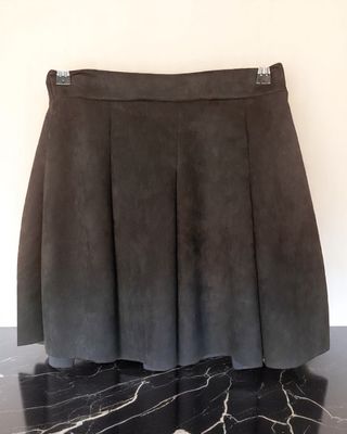 Falda negra plisada