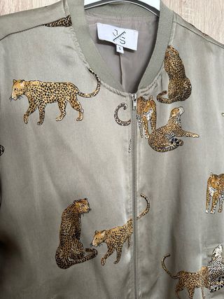 Chaqueta sobrecamisa con estampado de leopardos.