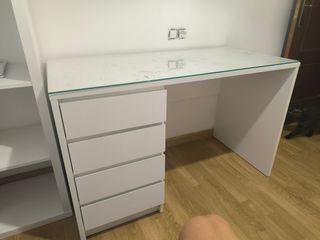Escritorio blanco con tapa de cristal