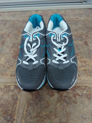 Zapatillas deportivas grises y azules