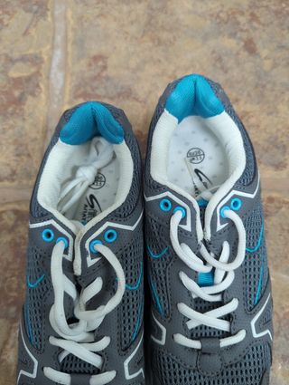 Zapatillas deportivas grises y azules