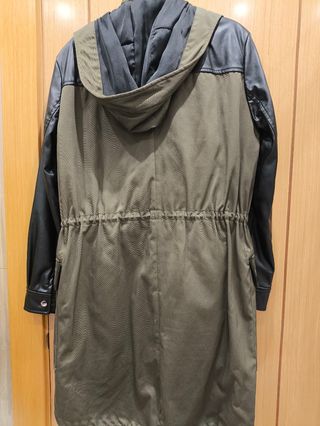 Cazadora Zara verde militar y negra
