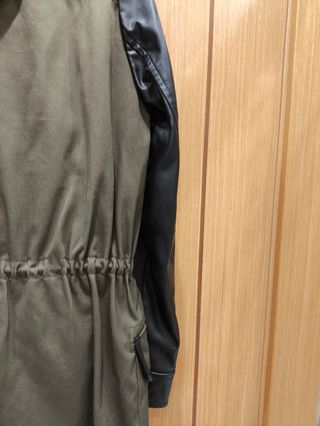 Cazadora Zara verde militar y negra
