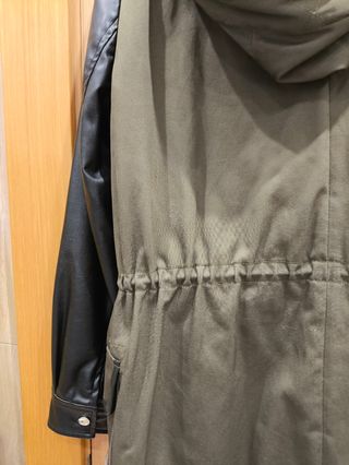 Cazadora Zara verde militar y negra