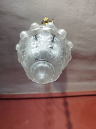 Antigua lámpara de techo dorada y transparente