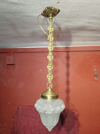 Antigua lámpara de techo dorada y transparente