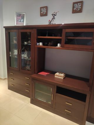 Mueble TV madera oscura con vitrina