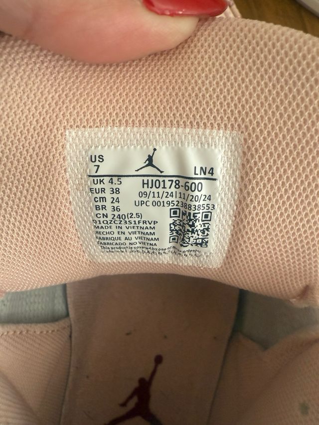 Zapatillas Jordan Rosa con Dijes