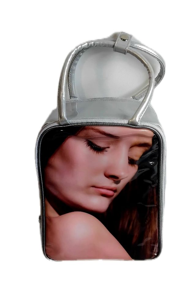 Bolso cosmética con compartimentos.