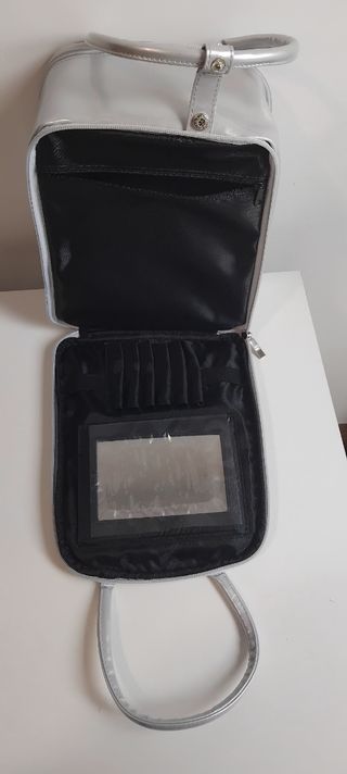 Bolso cosmética con compartimentos.