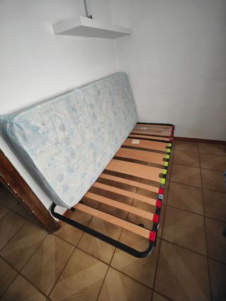 Colchón y somier de tela y madera