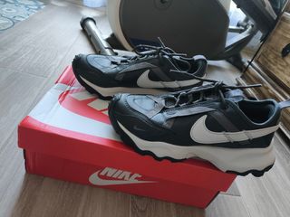 Zapatillas Nike TC 7900 Gris y Blanco