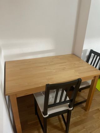 Mesa de comedor de madera y 4 sillas 