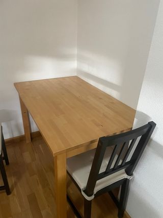 Mesa de comedor de madera y 4 sillas 