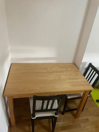 Mesa de comedor de madera y 4 sillas 