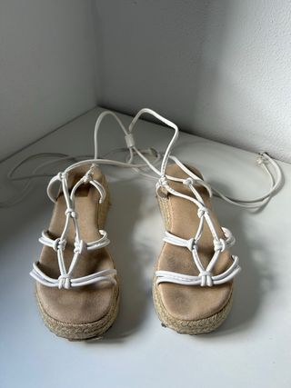 Sandalias blancas con cuerdas