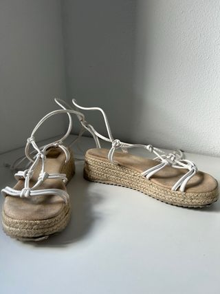 Sandalias blancas con cuerdas
