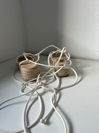 Sandalias blancas con cuerdas