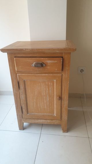 Mesita de noche de madera