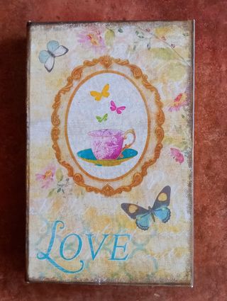 Caja decorativa libro mariposas y taza