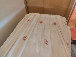 Cortinas blancas con diseño naranja