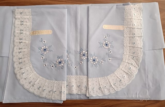 Juego de cama azul y blanco con bordado