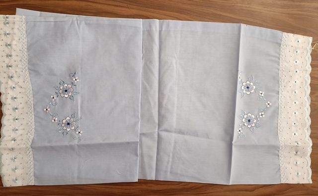 Juego de cama azul y blanco con bordado