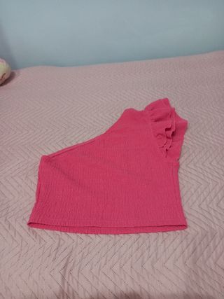 Top asimétrico rosa con volantes