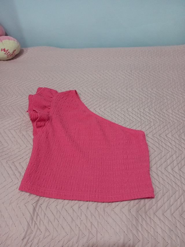 Top asimétrico rosa con volantes