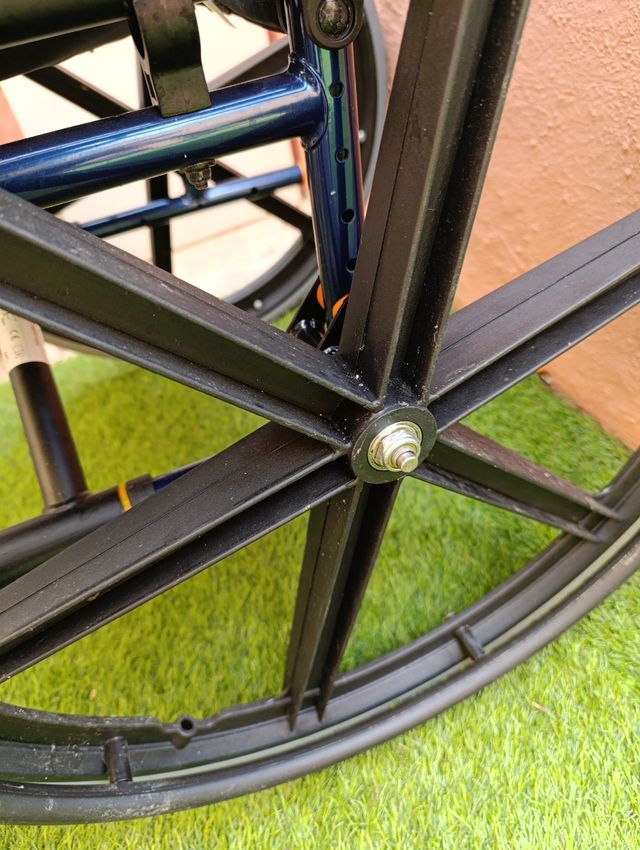 Silla de ruedas plegable autopropulsada