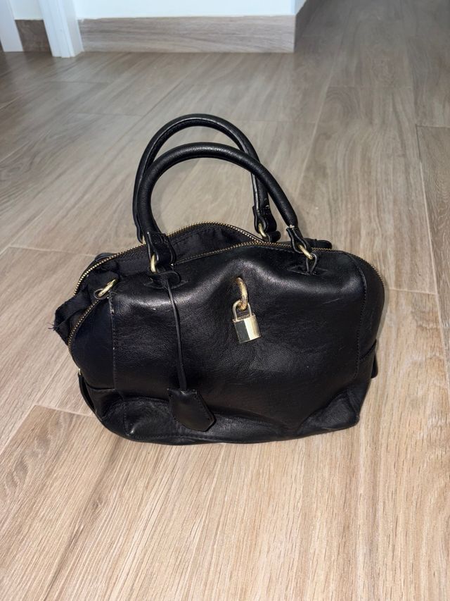 Bolso negro de mano con candado