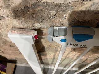 Barrera de seguridad Lindam Munchkin 76-82 cm. 