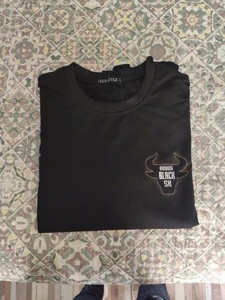 Sudadera Negra con Logo Dorado