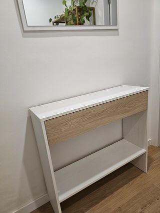 Mueble recibidor estrecho blanco y madera